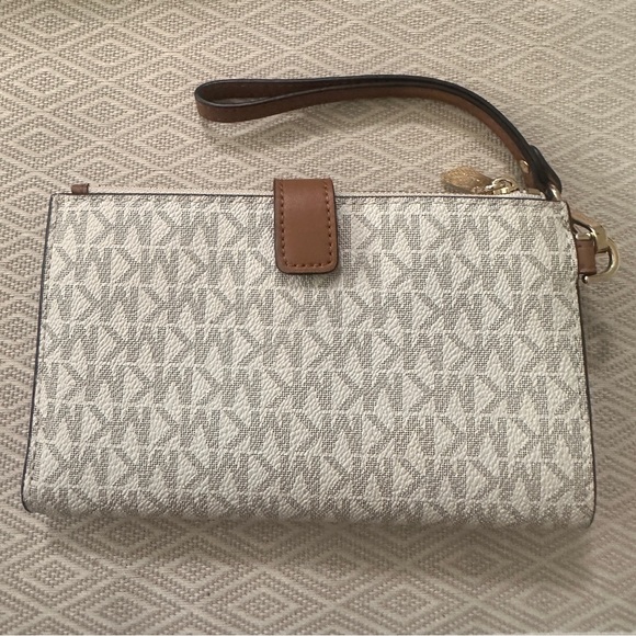 Michael Kors Monogram Cream Jet Set Wallet / Wristlet Clutch - Picture 2 of 10